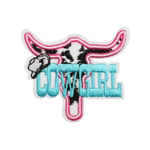 Κεντημένο επίρραμμα Cowgirl σε ροζ χρώμα με σχέδιο νεκροκεφαλής αγελάδας και καπέλο