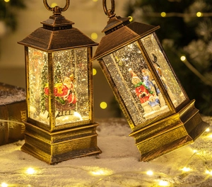 Détail de lanternes de Noël vintage avec scènes du Père Noël et bonshommes de neige dorés
