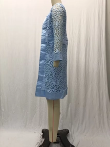 Gros plan du cardigan en dentelle bleu clair avec crochet floral et manches longues