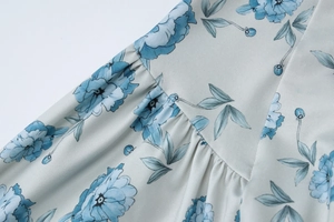 Gros plan sur tissu à imprimé floral blanc cassé avec fleurs bleues et détails texturés