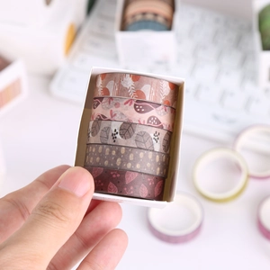 Cinq rouleaux de ruban washi marron style forêt avec motifs feuilles et pois