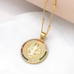 Détail du pendentif Marie en or avec pierres de zircon colorées et chaîne à perles