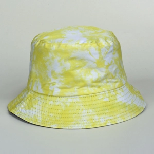 Détail du chapeau bob tie-dye jaune et blanc avec bord à surpiqûres de renforcement