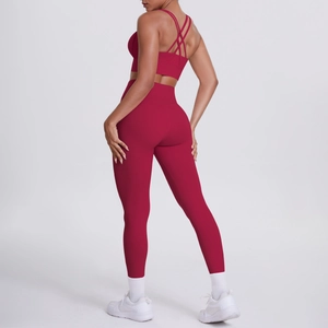 Détail d'un ensemble de yoga bordeaux avec brassière croisée et leggings taille haute