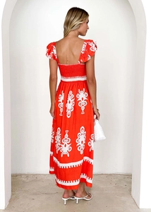 Vue détaillée du dos d'une robe maxi rouge avec dos nu et taille élastique plissée