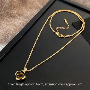Dettaglio della collana occhio di tigre con catena dorata da 62 cm e estensione
