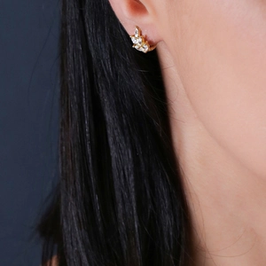 Boucles d'oreilles feuilles en argent s925 avec pierres marquise sur mannequin