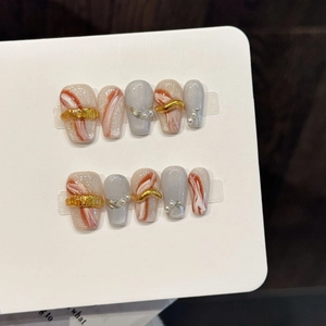 Handgefertigtes Press-on-Nagelset mit Marmortextur, Glitter und Goldakzenten