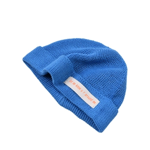 Blaue Strick-Vermieterkappe für Kinder mit stylischem Umschlag und kleinem orangen Stoffetikett