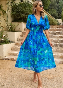 Détail de la robe midi bleue à imprimé floral dégradé avec col en V et manches bouffantes