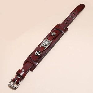 Dettaglio di un bracciale in pelle rosso-marrone vintage con borchie a stella argentate