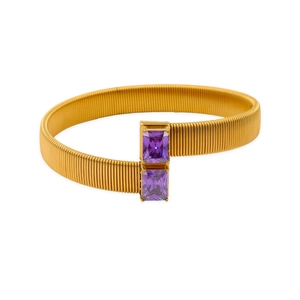 Detailopname van vergulde roestvrijstalen textuur en twee paarse zirkoonstenen op de armband
