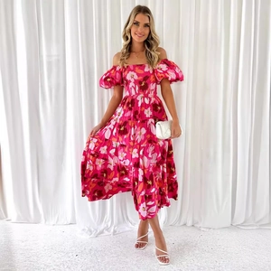 Abito lungo floreale con spalle scoperte, maniche a sbuffo e gonna a balze rosa