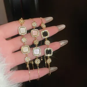 Bracelet géométrique plaqué or 18k avec pierres d'opale et breloques étoile en zircon
