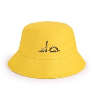 Détail de la broderie dinosaure noir sur un chapeau bob en coton jaune vif pour enfants
