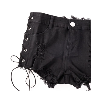 Detailansicht der schwarzen Denim-Shorts mit seitlicher Schnürung und Fransen-Saum