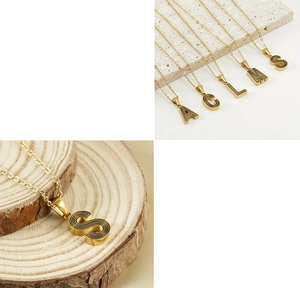 Détail de pendentifs lettres en acier inoxydable doré 18 carats avec fermoir mousqueton