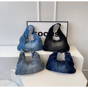 Comparaison détaillée de quatre nuances de sacs hobo vintage en denim délavé de qualité