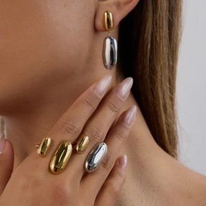 Set minimalista bicolore di orecchini ovali e anello aperto in acciaio oro e argento