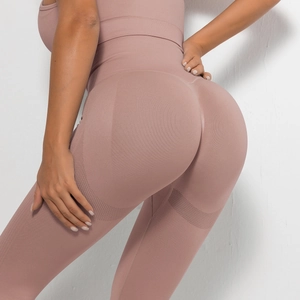 Detail der nahtlosen High-Waist-Yogahose in Altrosa mit atmungsaktiver Mesh-Struktur