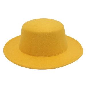 Vue détaillée de la texture en feutre de laine jaune vif sur un chapeau fedora plat
