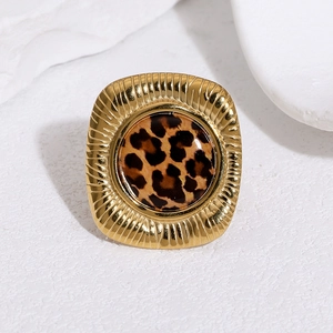 Macro di anello largo dorato con inserto lucido a fantasia leopardata retrò