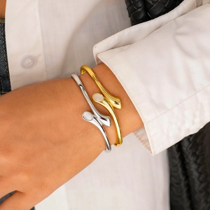 Dettaglio di bracciali minimalisti placcati oro 18 carati e argento con pietre bianche