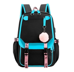 Dettaglio dello zaino nero con bordo blu, porta USB e ciondolo a pompon rosa in peluche