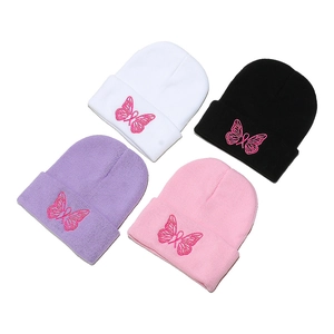 Berretti in maglia nero bianco rosa e viola con ricamo a farfalla rosa dettagliato