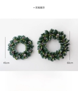 Detail von 45cm und 60cm Weihnachtskränzen mit verschneiten Kiefernnadeln und Zapfen