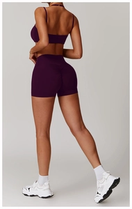 Vue détaillée du short de yoga violet taille haute avec un design liftant les fesses