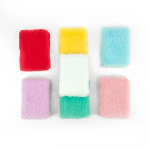 Detailopname van zachte pluche A7 mini-notitieboekjes in felle snoepkleuren textuur