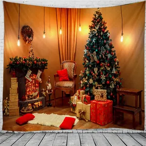 Detail van kersttapijt met een warme binnenscène met een feestelijke haard en kerstboom