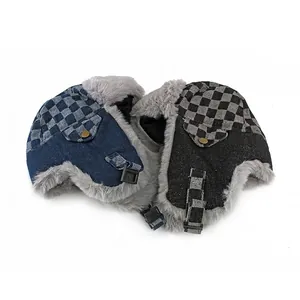 Chapeau de trappeur en denim à damier pour l'hiver avec doublure en fausse fourrure