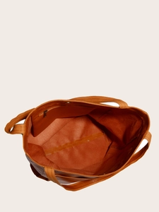 Vue intérieure du cabas marron montrant le compartiment spacieux et la poche zippée pratique