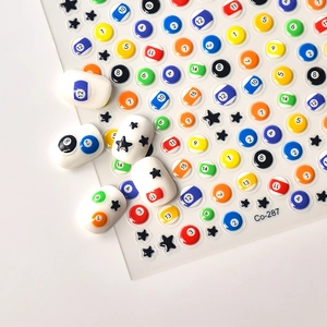 3D-Billardkugel und schwarze Stern-Nagelaufkleber mit Zahlen auf transparentem Grund