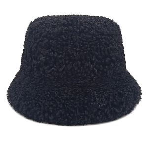 Détail d'un chapeau bob noir en fausse fourrure douce avec une texture chaude d'hiver