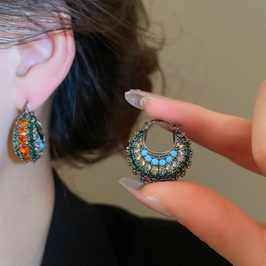 Detail von Boho-Ohrringen mit bunten Kristallen und Zirkonia im Vintage-Stil