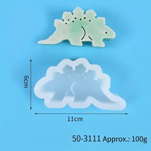 Détail du moule en silicone dinosaure et stégosaure en résine verte avec mesures de taille