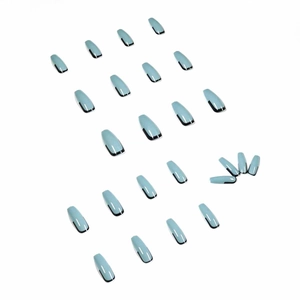 Faux ongles French tip bleu clair avec bordure noire et forme cercueil longue