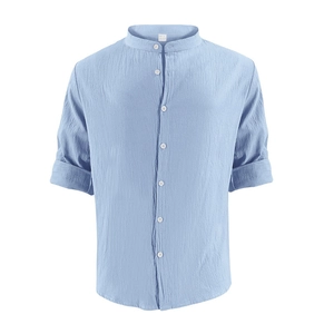 Détail d'une chemise en lin bleu clair avec col officier et patte de boutonnage épurée