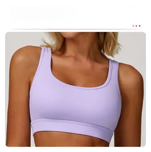 Detail eines Lavendel-Yoga-BHs mit breiten Doppel-Schultergurten zur Druckentlastung