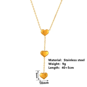 Collier en Y en acier plaqué or 18k avec trois cœurs et détails des dimensions