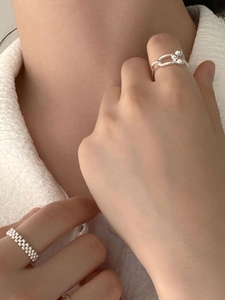 Set di anelli a ferro di cavallo in argento 925 con design geometrico e con perline