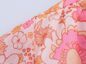 Dettaglio ravvicinato di tessuto chiffon floreale vintage con pizzo e pieghe fini
