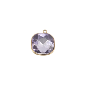 Détail du pendentif carré en acier inoxydable doré avec pierre de naissance violette