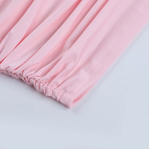 Primer plano de tela de malla rosa con costuras dobles y puños elásticos ajustados