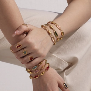 Goldenes Edelstahl-Armband-Set mit bunten tschechischen Glassteinen für Damen
