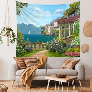 Detaillierter mediterraner Wandteppich über einem Sofa in einem modernen Wohnzimmer-Interieur