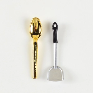 Miniatuur gouden lepel en zwart-zilveren spatelset voor poppenhuis keukenaccessoires
